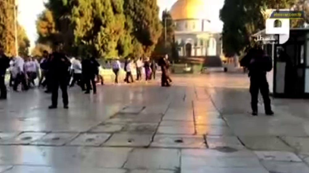 المستوطنون الصهاينة يواصلون تدنيس باحات المسجد الاقصى المبارك لليوم الثاني على التوالي لما يسمى بعيد العرش